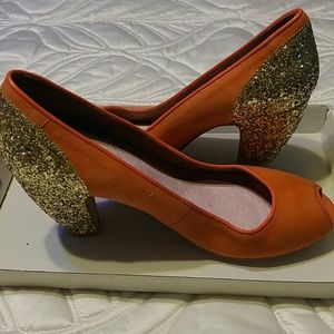Retro Peep toe pumps with gold sequin heels.